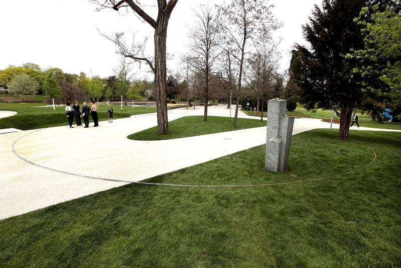 
Im Höhenpark Killesberg ist der Gedenkort für die in den Jahren 1941 und 1942 deportierten und ermordeten jüdischen Bürger erweitert und von einem Gedenkstein zu einem Erinnerungskörper neu gestaltet worden. Foto: Kraufmann/Stadt